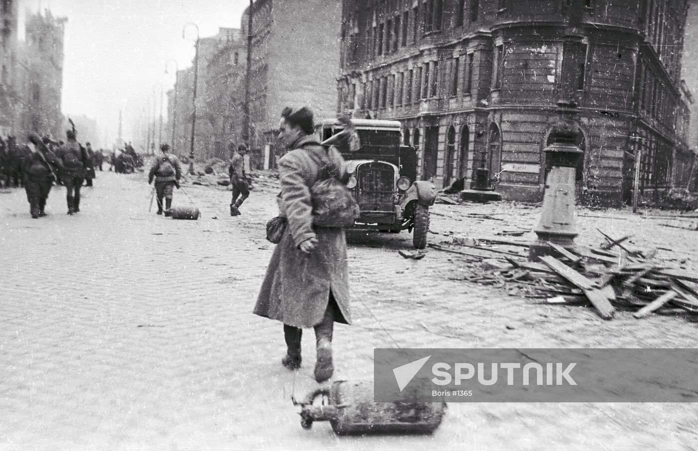 WWII SOLDIERS VIENNA STREET
