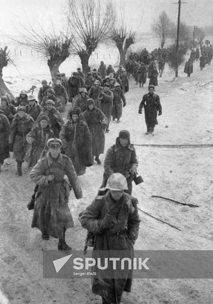 WWII SOVIET TROOPS ROAD GERMANY 