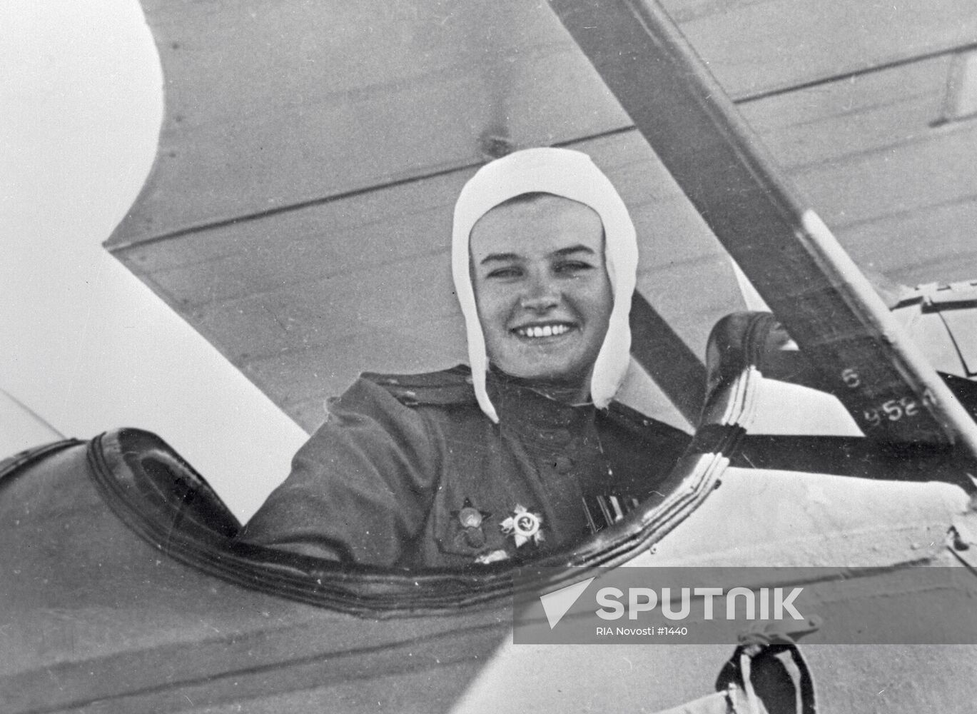 WWII PILOT WOMAN PLANE