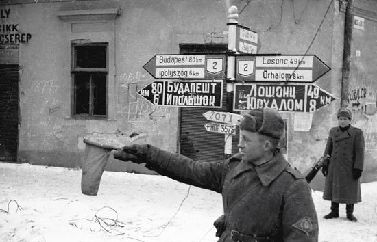 WWII TRAFFIC CONTROLLER ROAD SIGN