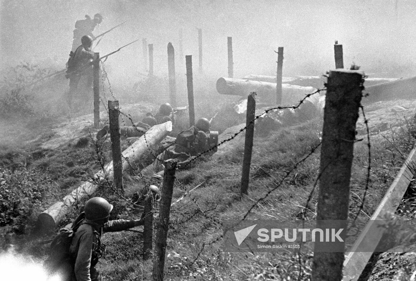 WWII BATTLE BARBED WIRE FENCE