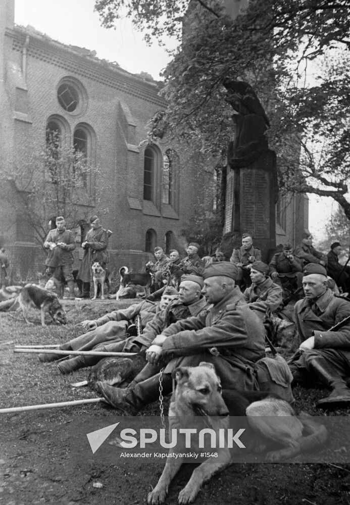 WWII SOVIET SOLDIERS BERLIN