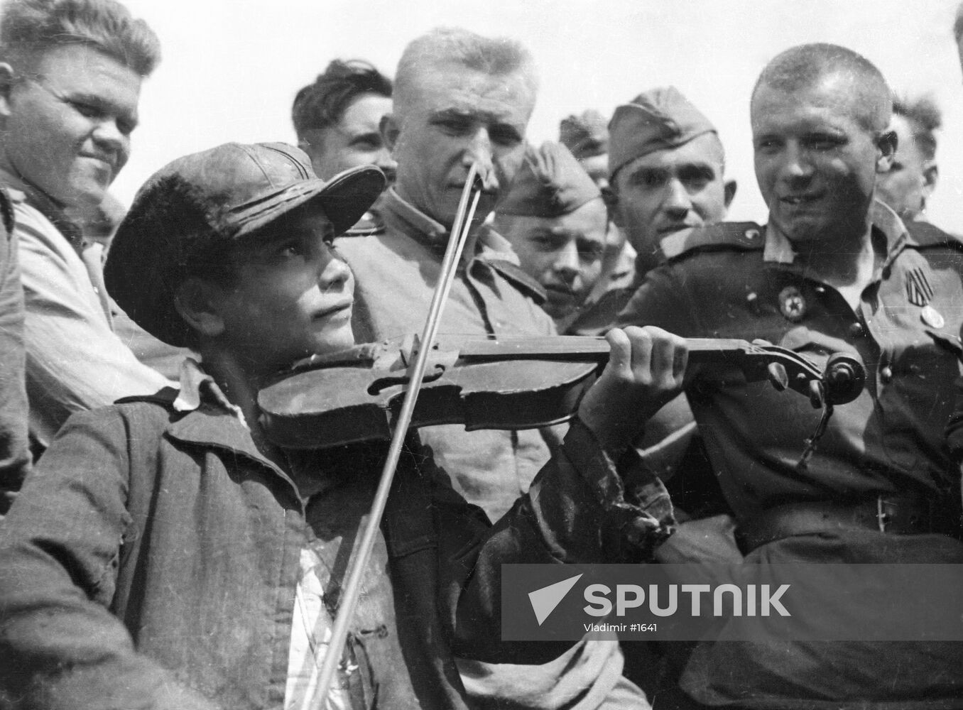 VIOLINIST ROMANIA SOLDIERS