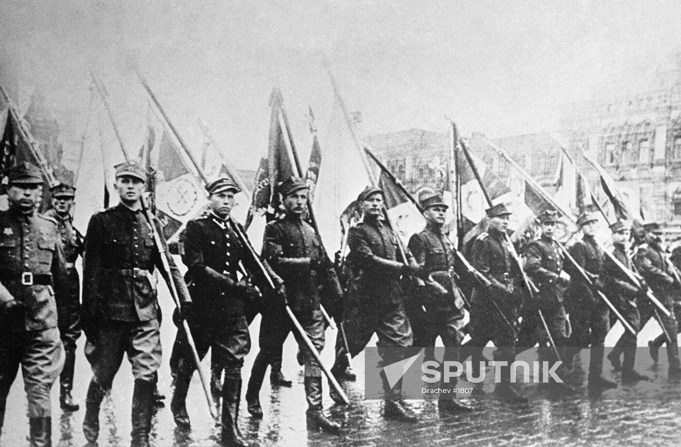 WWII SOLDIERS PARADE VICTORY