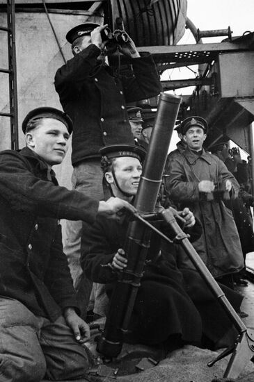 MORTAR-GUNNERS FIRE SHIP SAILORS