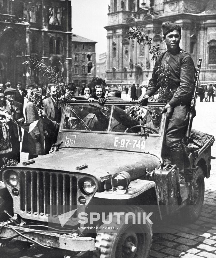 WWII CAR SOLDIERS PRAGUE