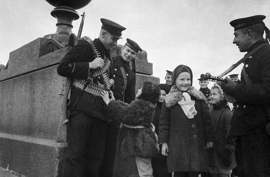 WWII SAILORS CHILDREN SIEGE LENINGRAD 