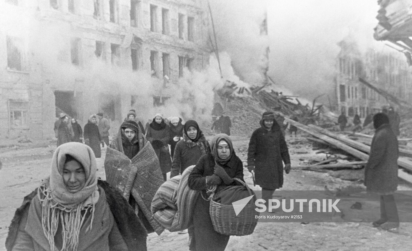 WWII RUINS SIEGE PEOPLE BELONGINGS