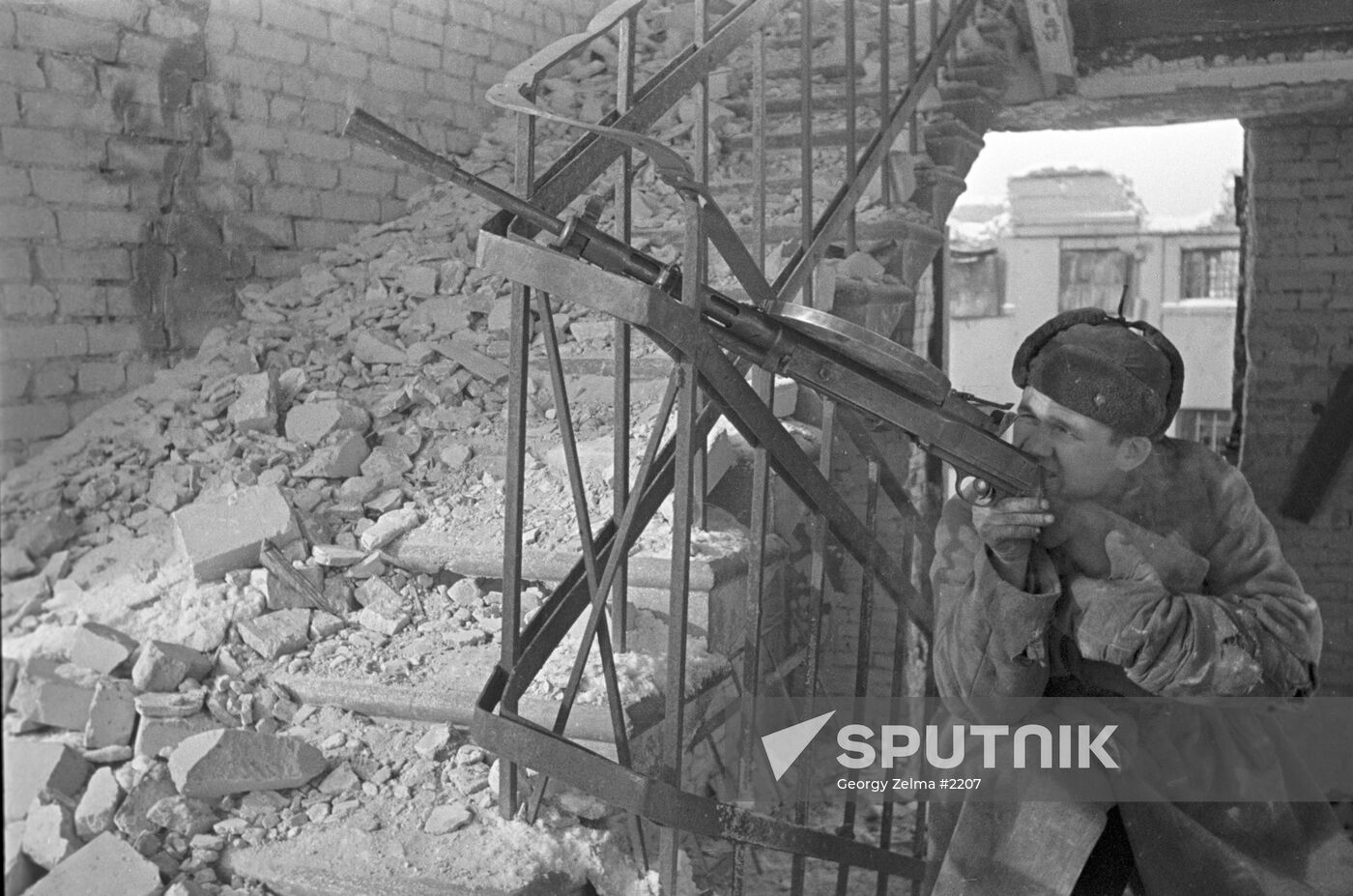 WWII MACHINE-GUN SOLDIER STAIRCASE BATTLE