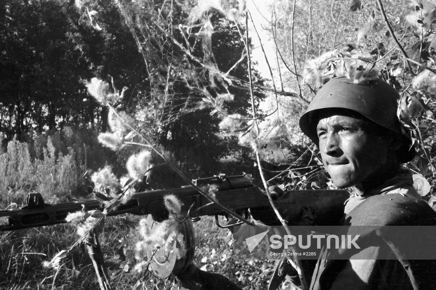 WWII SOLDIER MACHINE-GUN