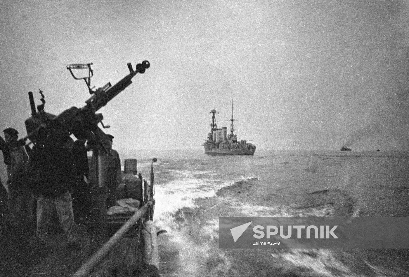WWII MACHINE-GUNNERS SHIP ATTACK ENEMY