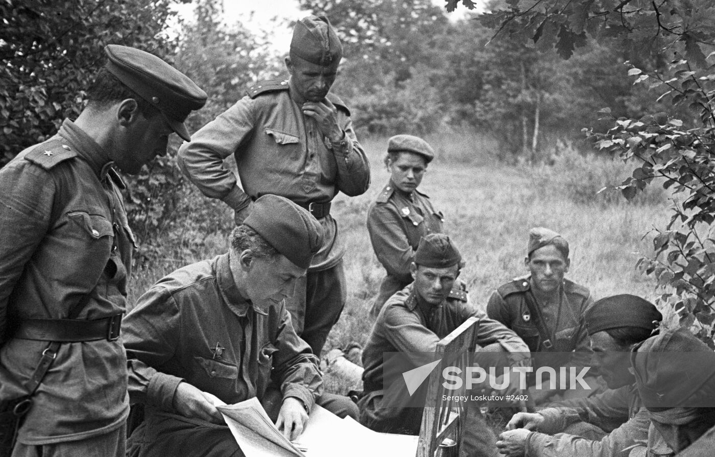 WWII RUSSIA OFFICERS