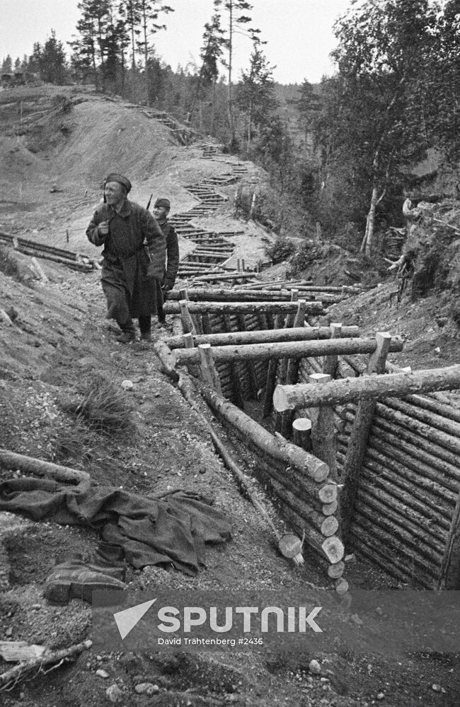 WWII RUSSIA TRENCH