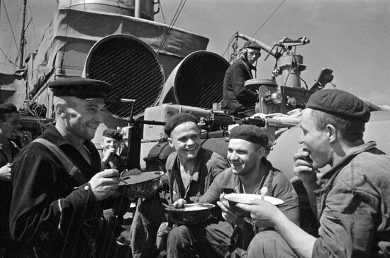 SHIP LUNCH SAILORS
