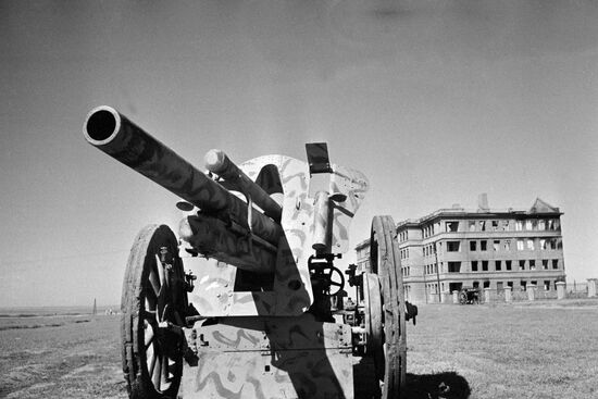 WWII TROPHY HOWITZER
