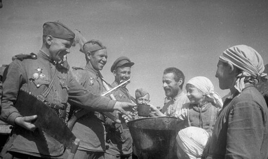 WWII SOLDIERS VILLAGERS