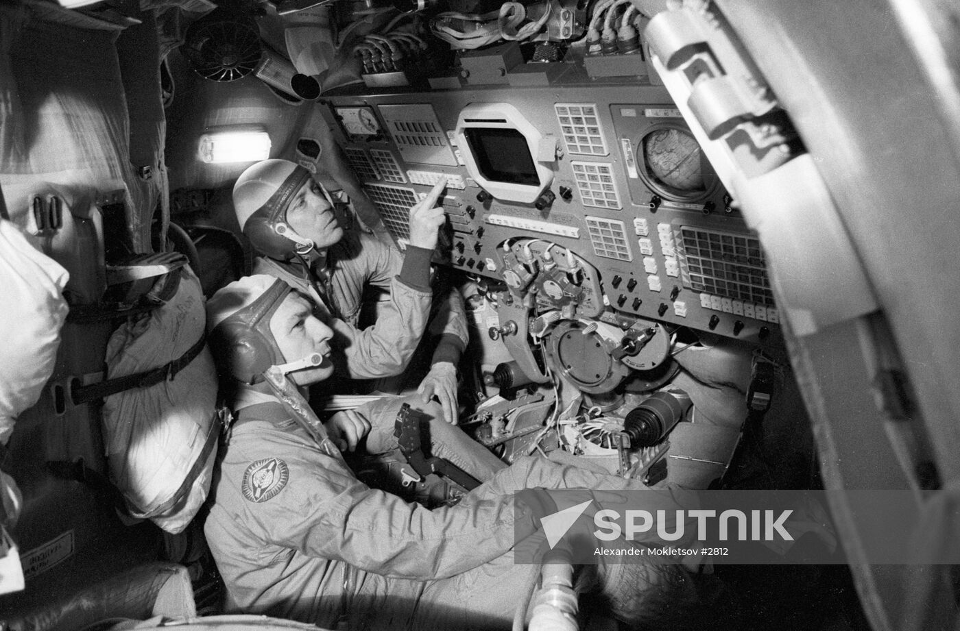 MALYSHEV AKSYONOV SOYUZ T-2 FLIGHT SIMULATOR