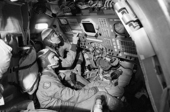 MALYSHEV  AKSYONOV  SOYUZ T-2 FLIGHT SIMULATOR  