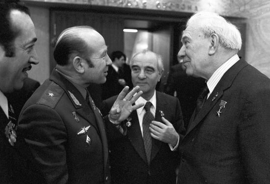 LEONOV ANIKUSHIN TSAREV