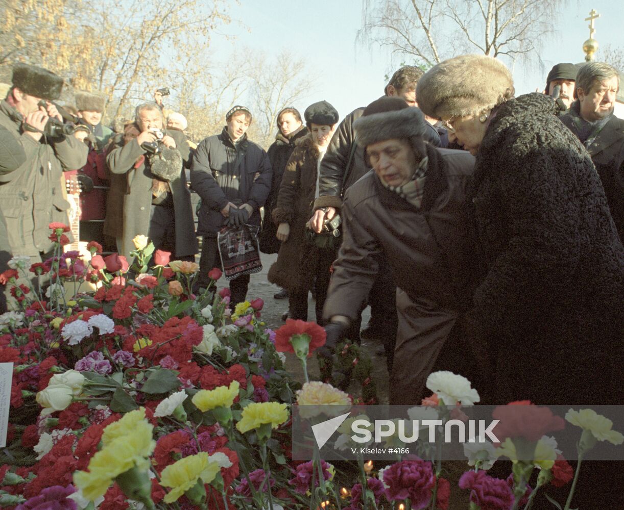 VYSOTSKAYA SON TOMB FLOWERS