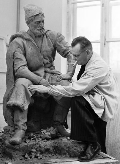 VUCHETICH SCULPTOR