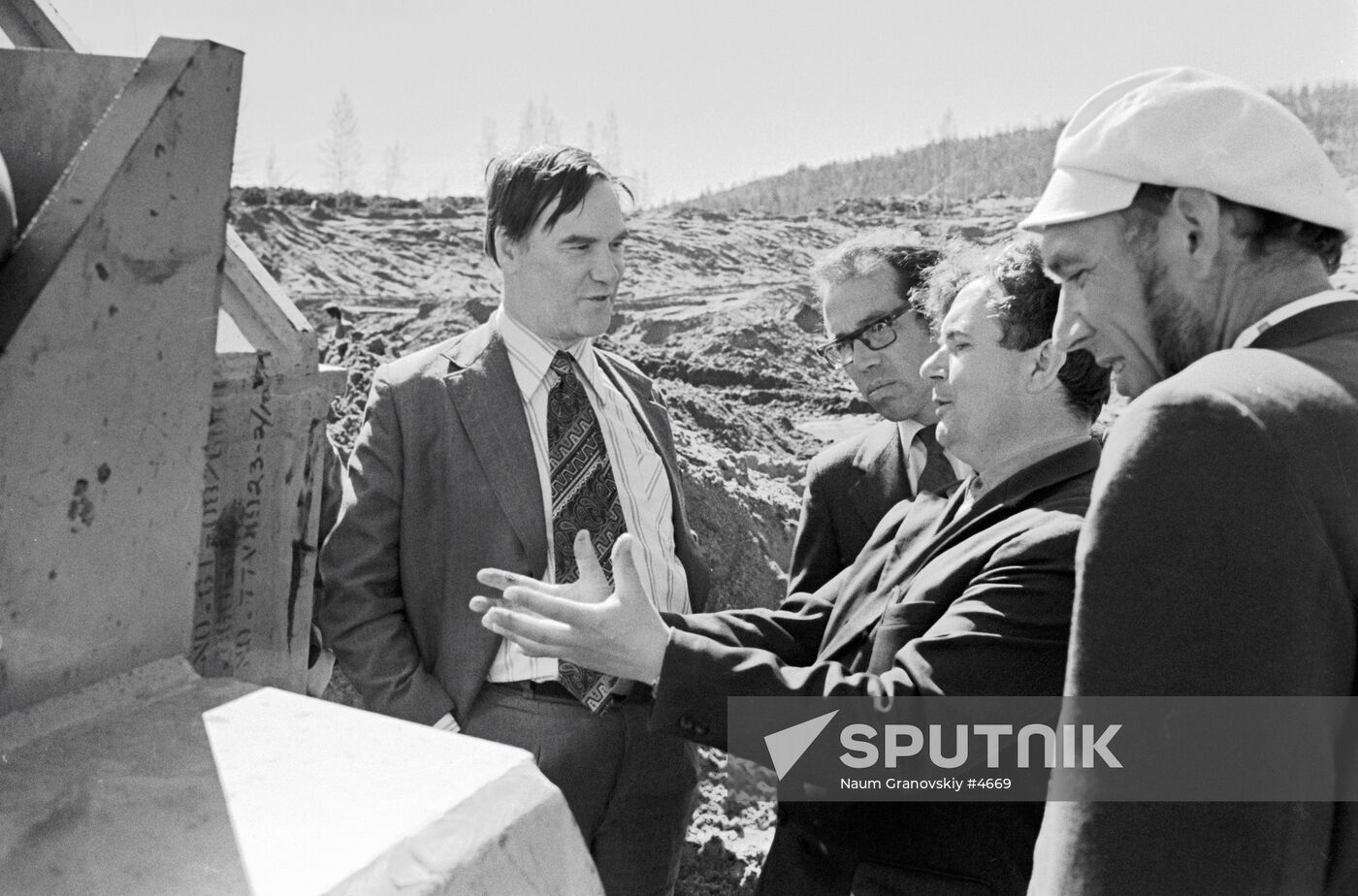 Sergei Kapitsa on the Baikal-Amur Railway