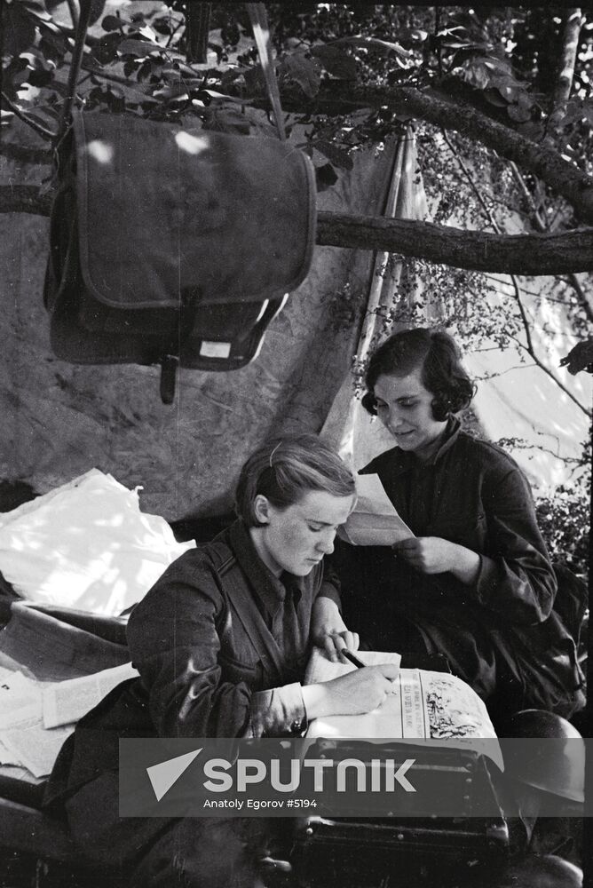 WWII WOMEN NEWSPAPER