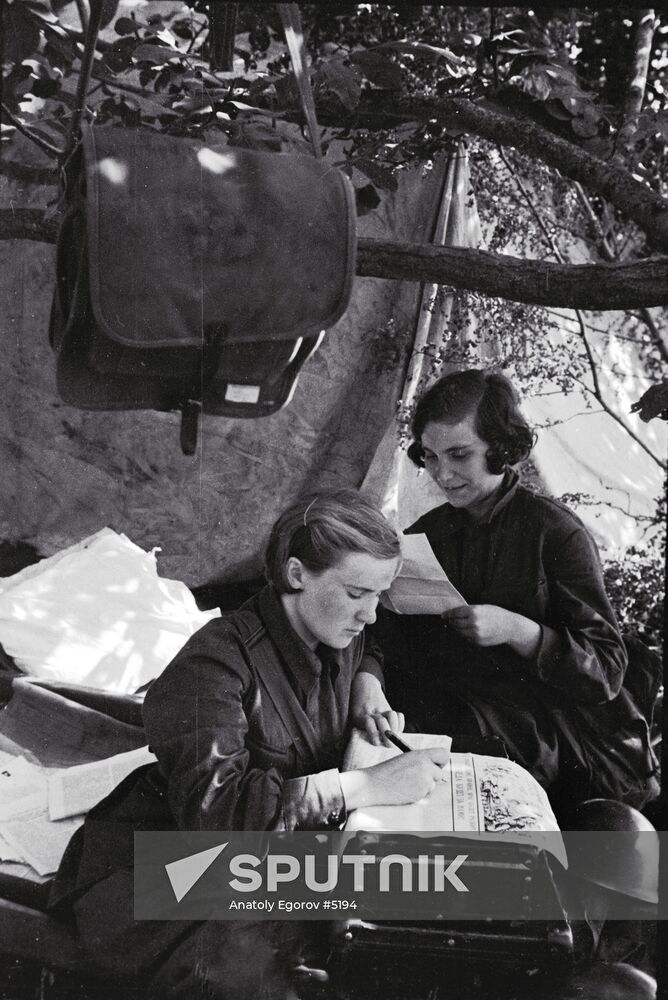 WWII WOMEN NEWSPAPER