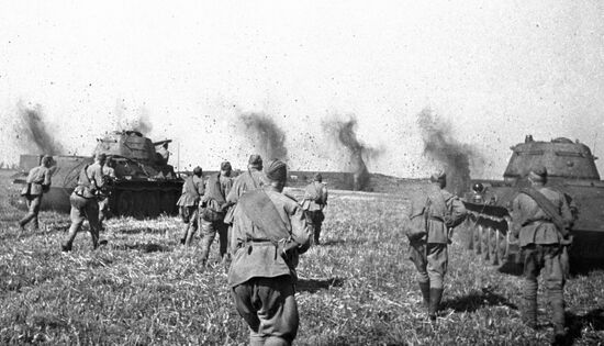 WWII BATTLE TANKS INFRANTRYMEN