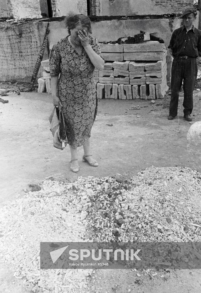 WII WOMAN MOURNING MAJDANEK