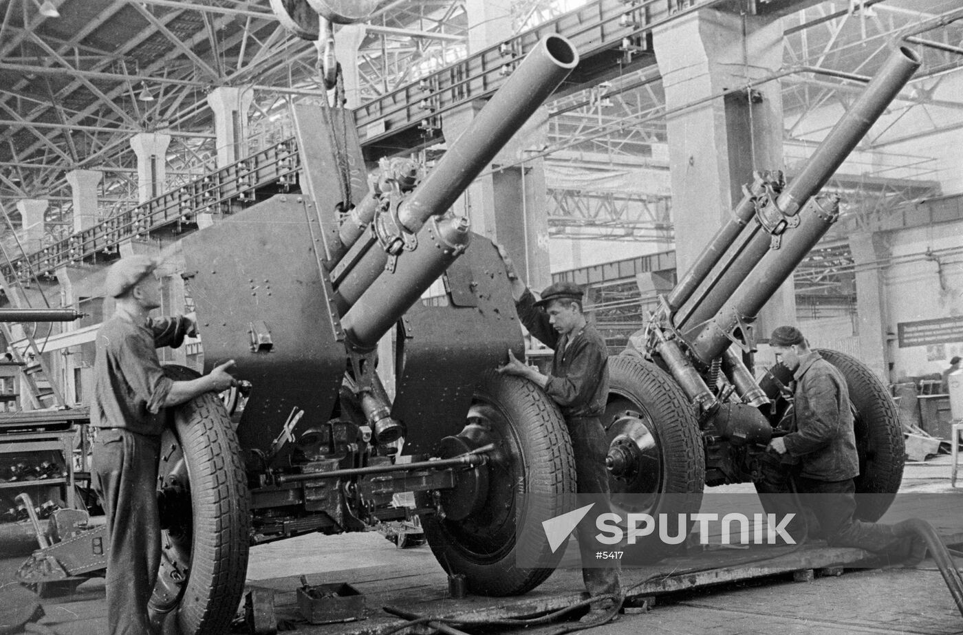 WWII PLANT HOWITZERS ASSEMBLING WORKERS