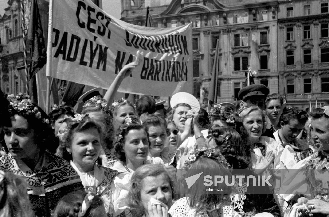 WWII PEOPLE PRAGUE WELCOME