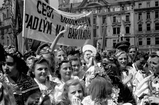 WWII PEOPLE PRAGUE WELCOME