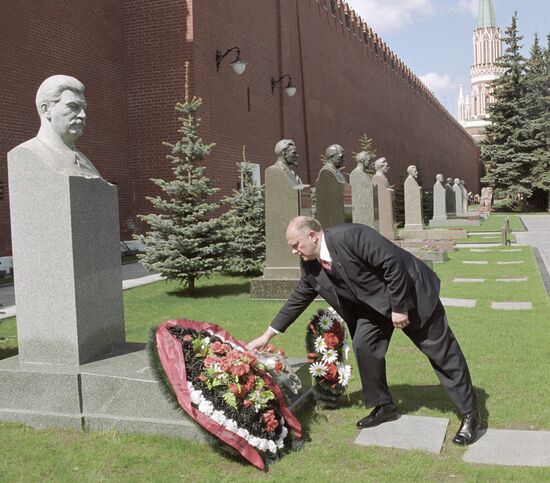 ZYUGANOV GARLAND STALIN'S GRAVE