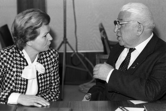 VALENTINA TERESHKOVA RASUL GAMZATOV
