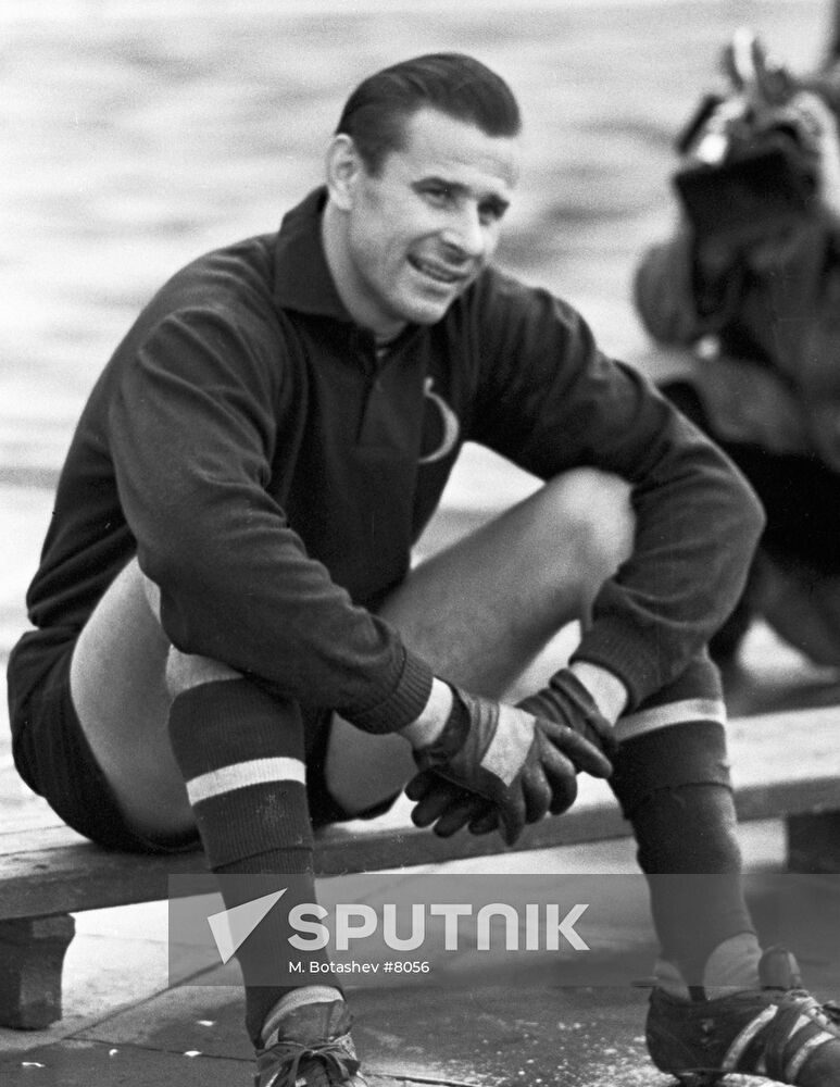 LEV YASHIN FOOTBALL GOAL-KEEPER