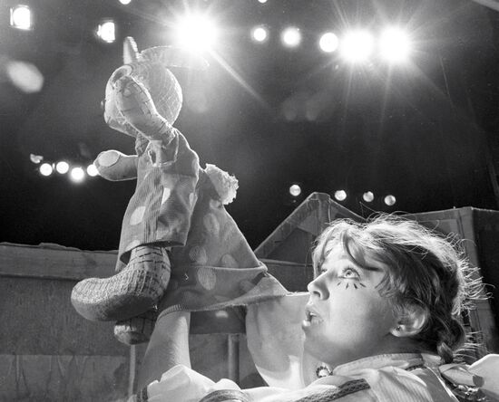 ACTRESS SMYSLINA PUPPET THEATER PARADE