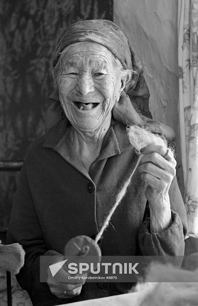 OLD WOMAN GLEE  SPINDLE
