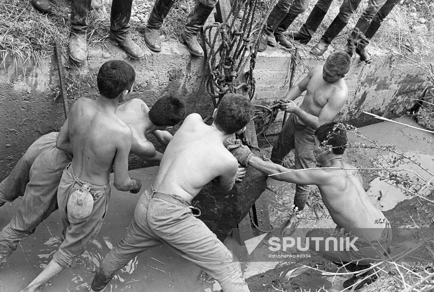 SOLDIERS IRRIGATION CANAL ETHNIC CONFLICT 