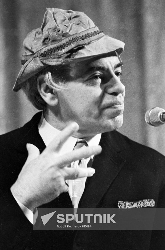 RAIKIN PERFORMANCE SCENE