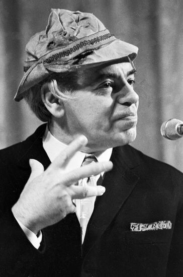 RAIKIN PERFORMANCE SCENE