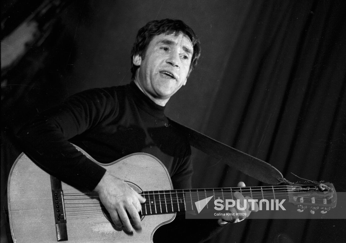 VYSOTSKY SINGING GUITAR