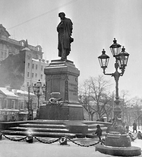 MONUMENT PUSHKIN