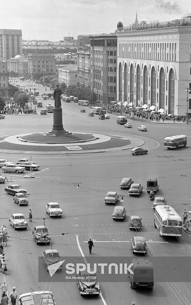 DZERZHINSKY SQUARE CHILDREN'S WORLD