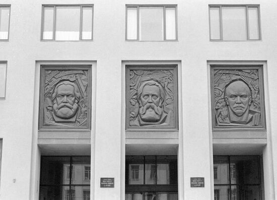 FACADE LENIN MARX ENGELS