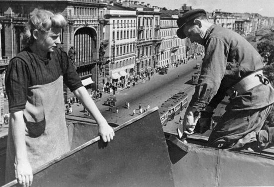 LENINGRAD WORKERS ROOF REPAIRS VICTORY