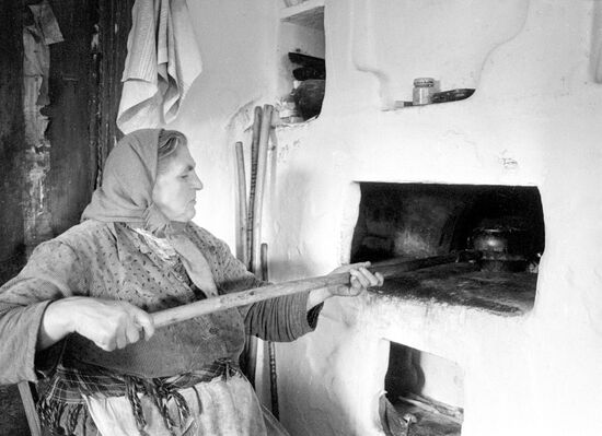 WOMAN OVEN FORK