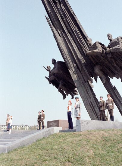 MONUMENT BROTHERHOOD RUSSIA POLAND ARMS
