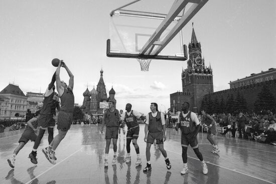 BASKET-BALL MATCH RED SQUARE 