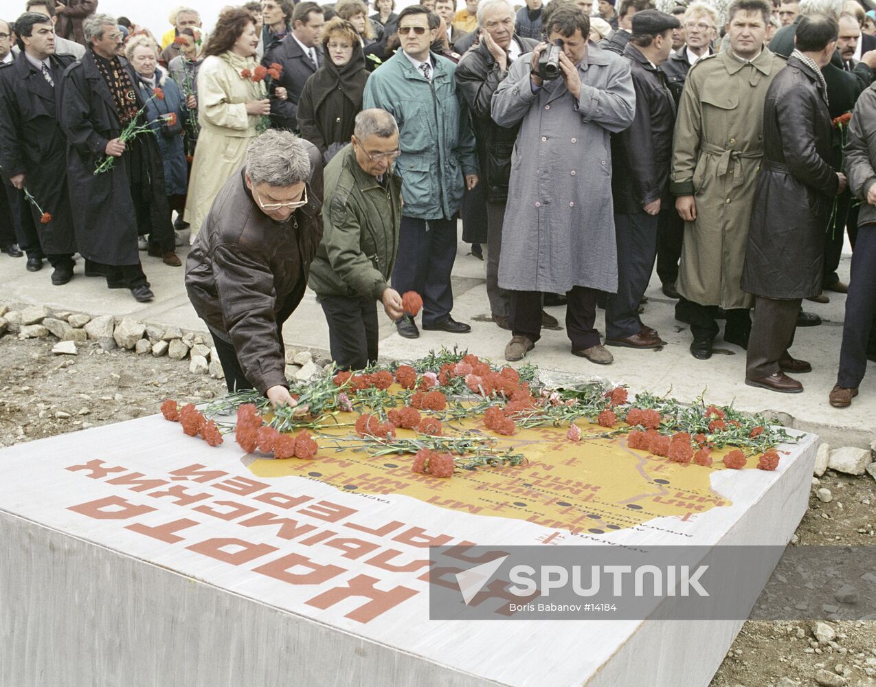 RESIDENTS MONUMENT FLOWERS